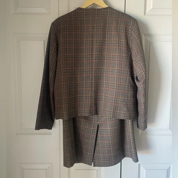 Avoca Collection | 2 piece skirt suit. Classic. Ireland. 100% pure wool. Large - Picture 2 of 15